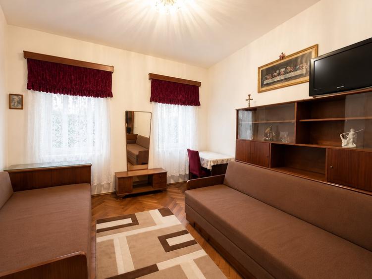 Apartament cu 5 camere semidecomandat în Armeneasca