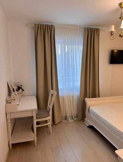 Apartament cu 3 camere semidecomandat, mobilat în Tineretului