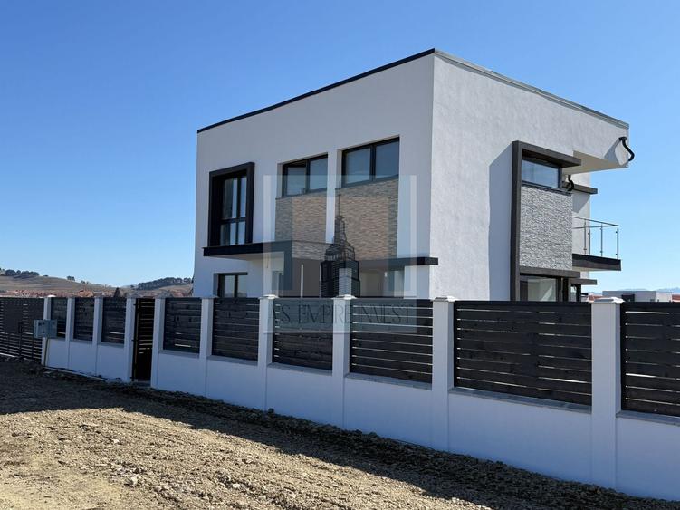 Casă individuală cu 4 camere cu Canalizare în Sânpetru