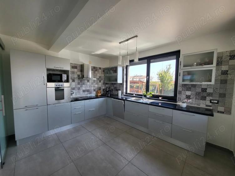 Casă cu 6 camere cu Teren 325 Mp în Costinești