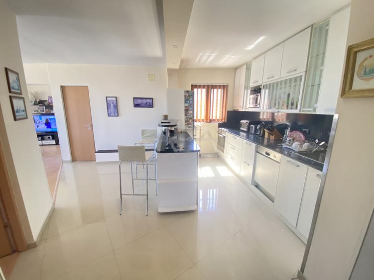 Apartament cu 3 camere semidecomandat, mobilat în Tineretului