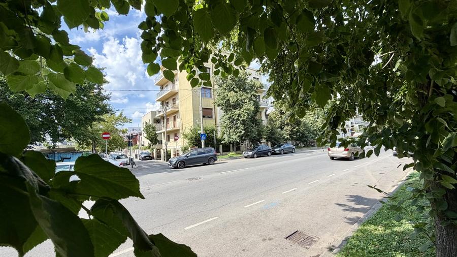 Apartament cu 4 camere decomandat, mobilat în Barbu Văcărescu