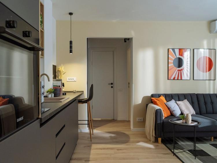 Apartament cu 3 camere semidecomandat, mobilat în
