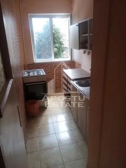 Apartament cu 4 camere semidecomandat în Dâmbovița