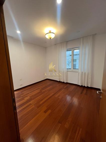 Apartament cu 5 camere decomandat în Primăverii