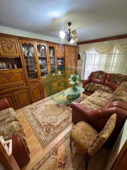 Apartament cu 3 camere decomandat în Est