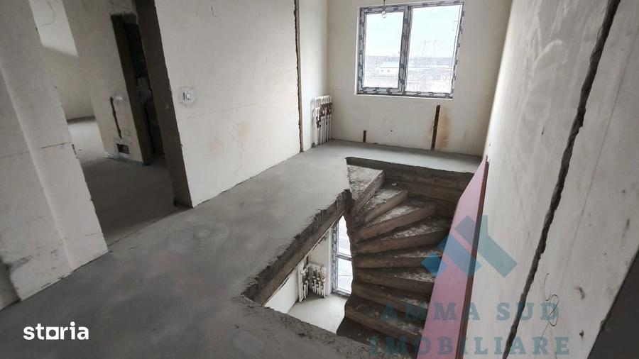 Casă cu 9 camere cu Teren 300 Mp în Central