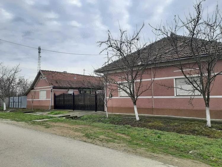 Casă cu Teren 2877 Mp în Cermei