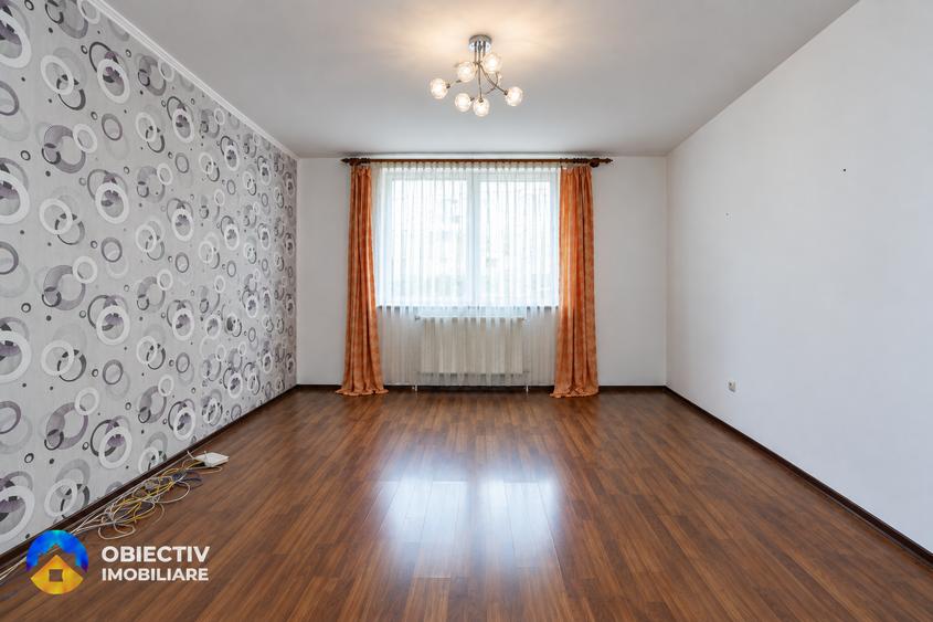 Apartament cu 4 camere decomandat în Precista