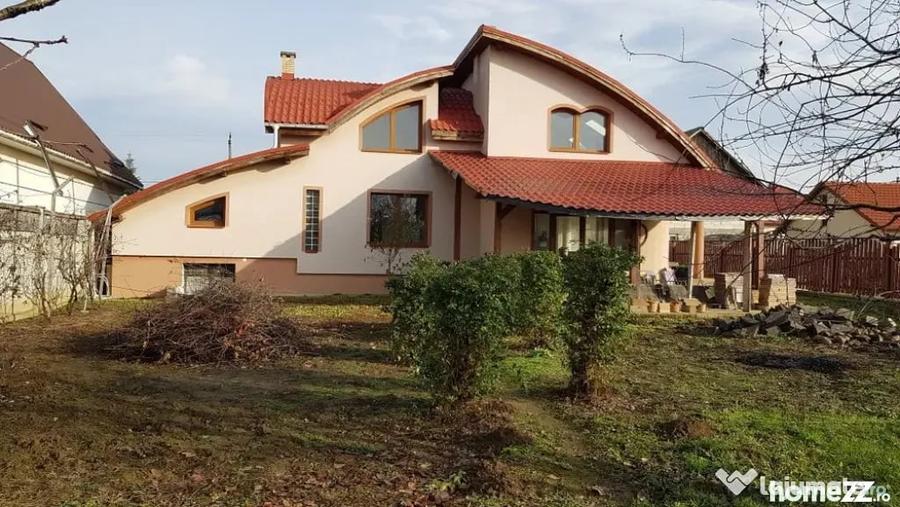 Casă cu 5 camere cu Teren 2305 Mp în Lăpuș