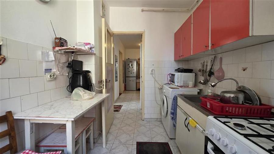 Apartament cu 3 camere semidecomandat în Astra