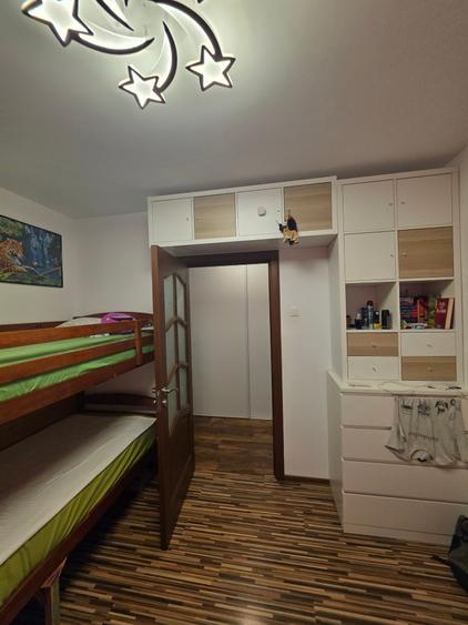 Apartament cu 4 camere semidecomandat în Tomis Nord