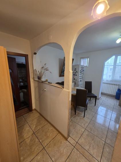 Apartament cu 3 camere semidecomandat în Central