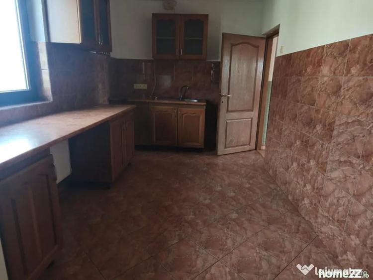 Casă cu 5 camere cu Teren 1600 Mp în Central