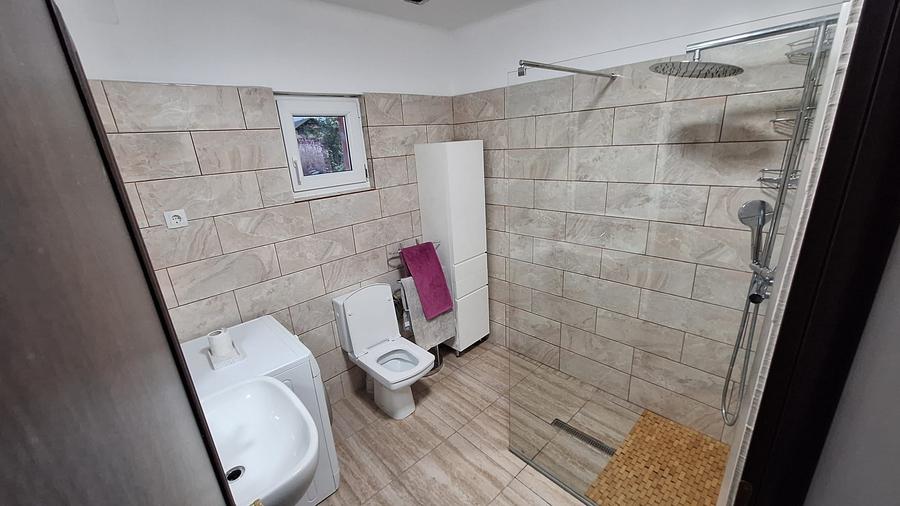 Casă cu 2 camere cu Teren 100 Mp în Central