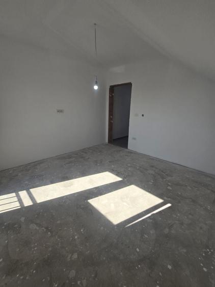 Duplex cu 4 camere cu Canalizare în Plopi