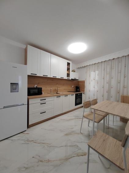 Apartament cu 3 camere decomandat în Exterior Vest