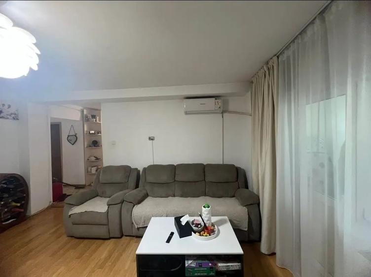 Apartament cu 3 camere decomandat în Exterior Vest