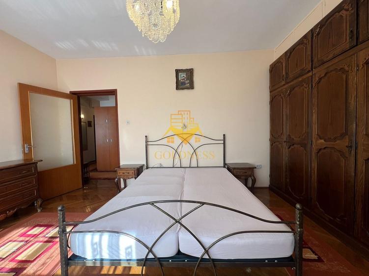 Apartament cu 3 camere decomandat, mobilat în Central