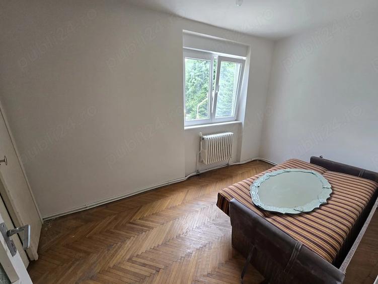 Apartament cu 4 camere semidecomandat în Moroasa 1