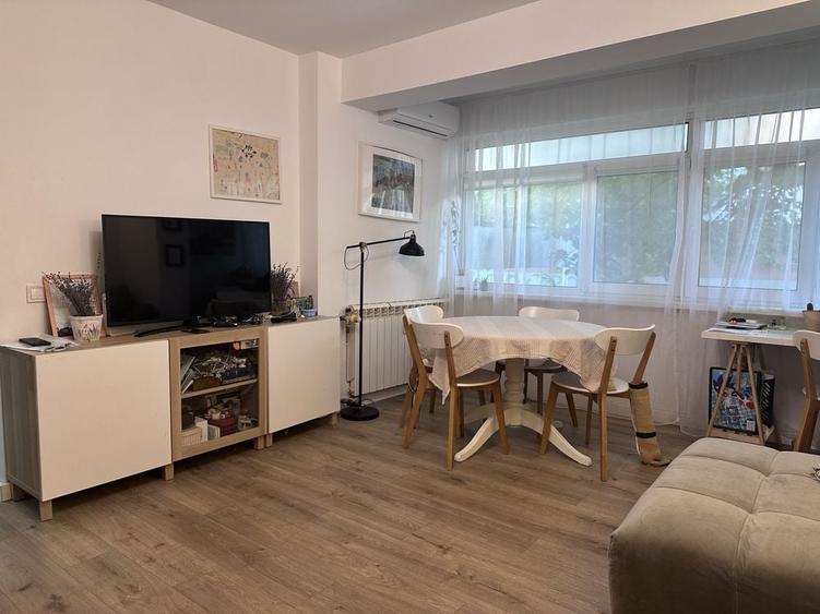 Apartament cu 3 camere semidecomandat în Pantelimon