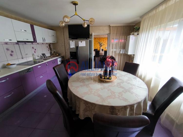 Casă cu 10 camere decomandat cu Teren 442 Mp în CET