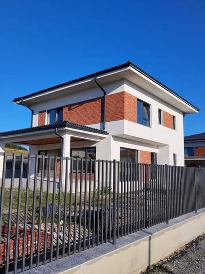 Casă individuală cu 4 camere cu Canalizare în Chinteni