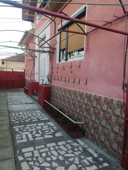 Casă cu 4 camere în Central
