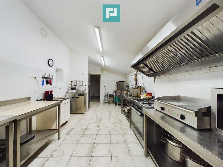 Casă individuală cu 7 camere cu Teren 400 Mp în Ultracentral