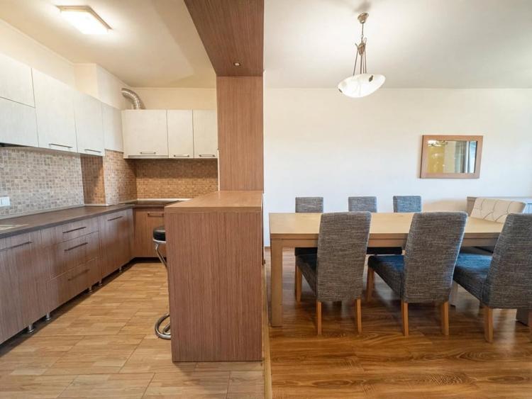 Apartament cu 2 camere semidecomandat, mobilat în Central