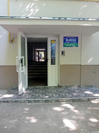Apartament cu 4 camere decomandat în Drumul Taberei
