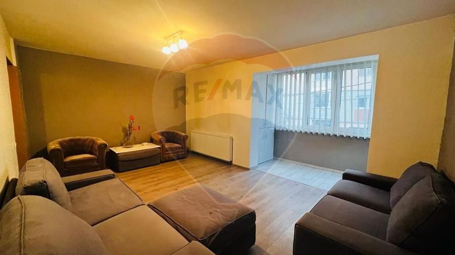 Apartament cu 3 camere decomandat, mobilat în Traian