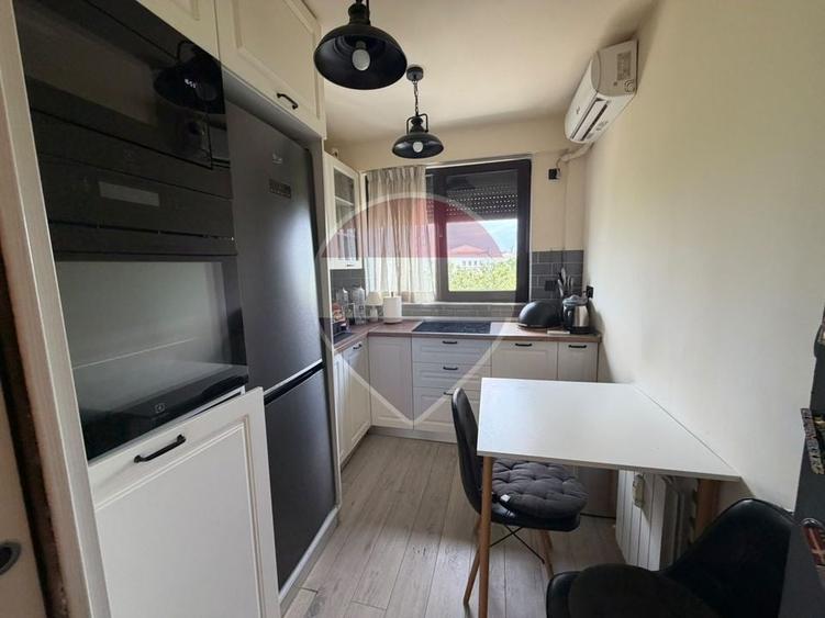 Apartament cu 2 camere semidecomandat, mobilat în P-ța Muncii