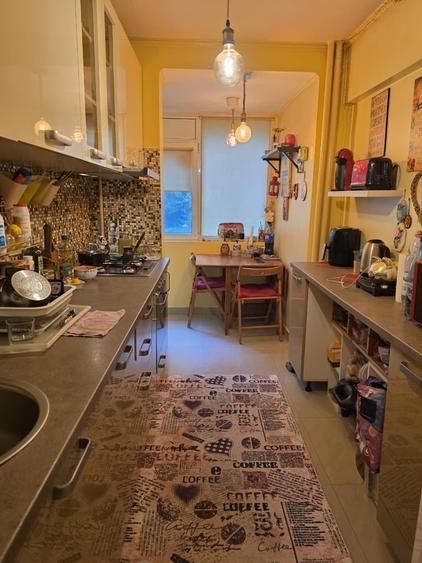 Apartament cu 3 camere semidecomandat în Baba Novac