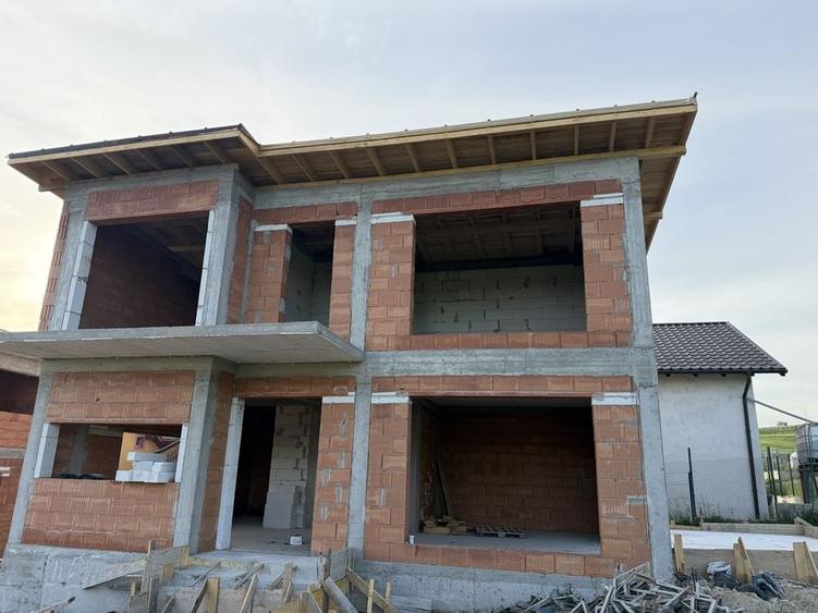 Casă cu 4 camere în Moara