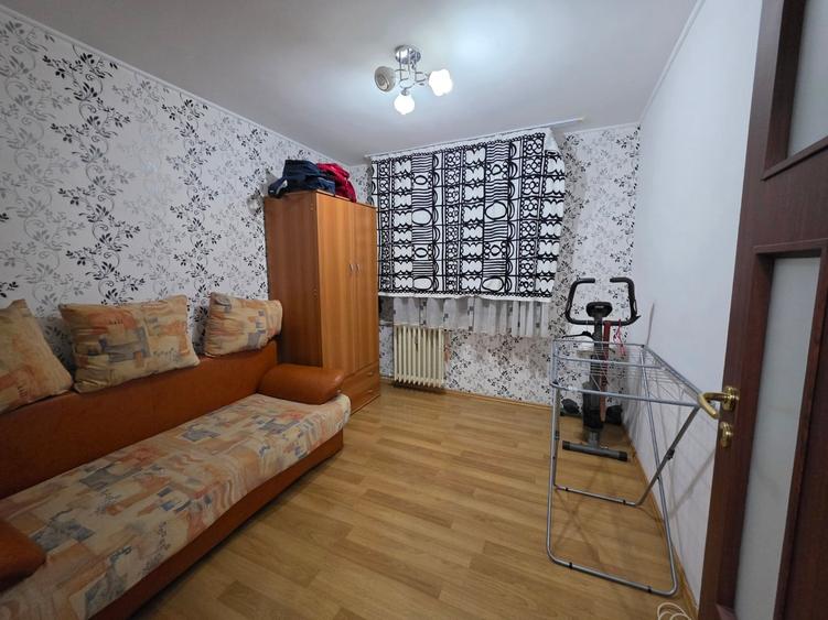 Apartament cu 3 camere semidecomandat, mobilat în Titan