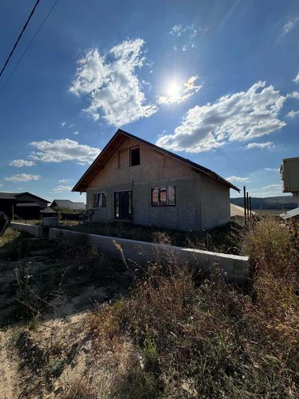 Casă cu 3 camere cu Teren 500 Mp în Secuia
