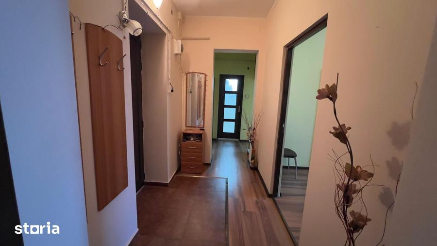 Apartament cu 3 camere decomandat în Petros