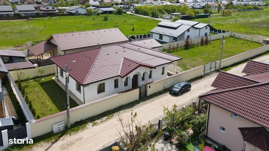 Casă cu 4 camere în Noua