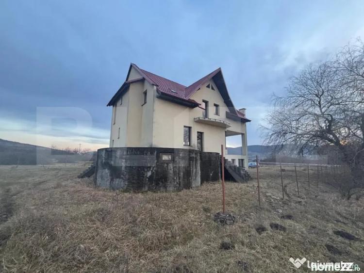 Casa de vanzare, cu 5 camere, 460 mp+teren 5800 mp, 10 km de - 12