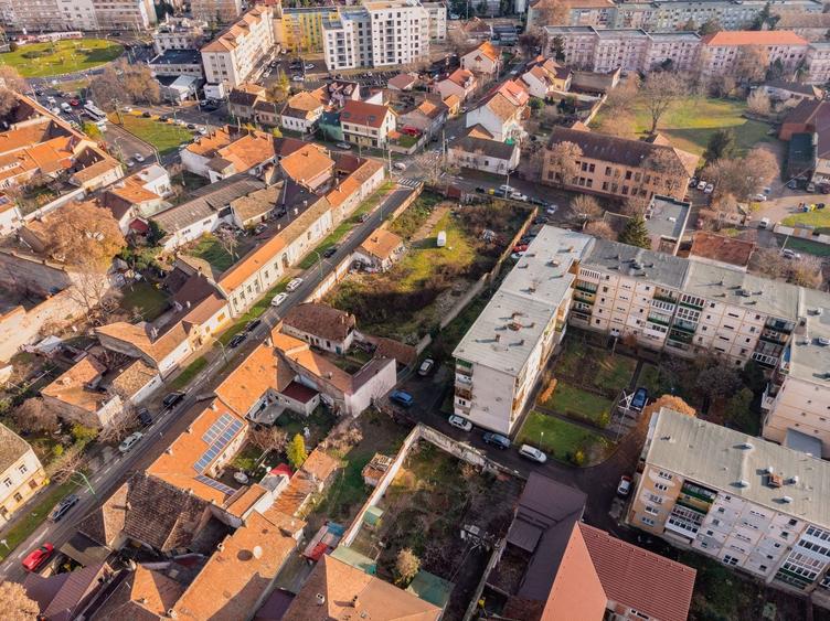 Teren Construcții intravilan de 2727 mp, în Boul Roșu