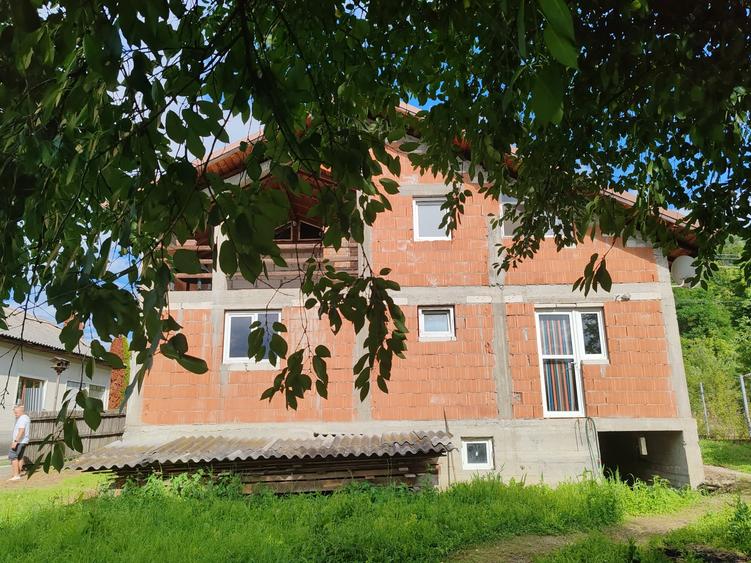 Casă individuală cu 4 camere cu Teren 2446 Mp în Manga