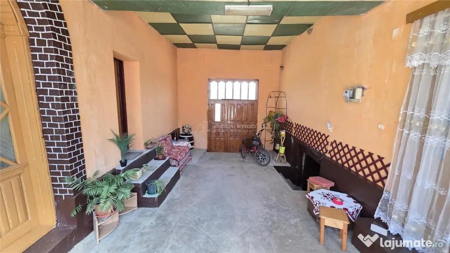 Casă cu 9 camere cu Teren 4400 Mp în Petrilova