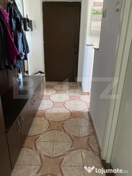 Apartament cu 3 camere semidecomandat, mobilat în Botizului