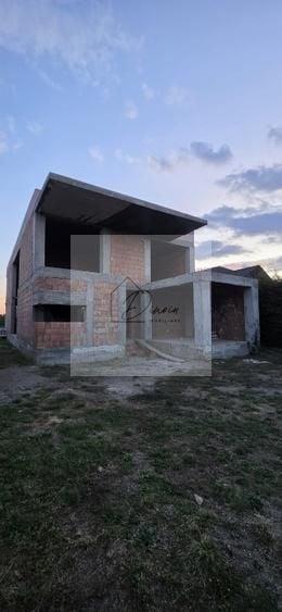 Casă individuală cu 6 camere cu Canalizare în Strejnicu