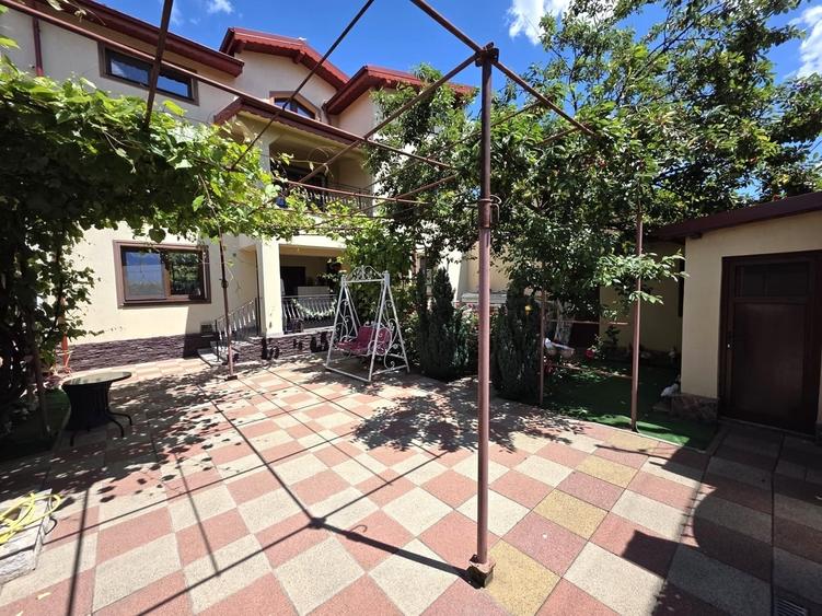 Casă cu 6 camere cu Teren 235 Mp în Rahova