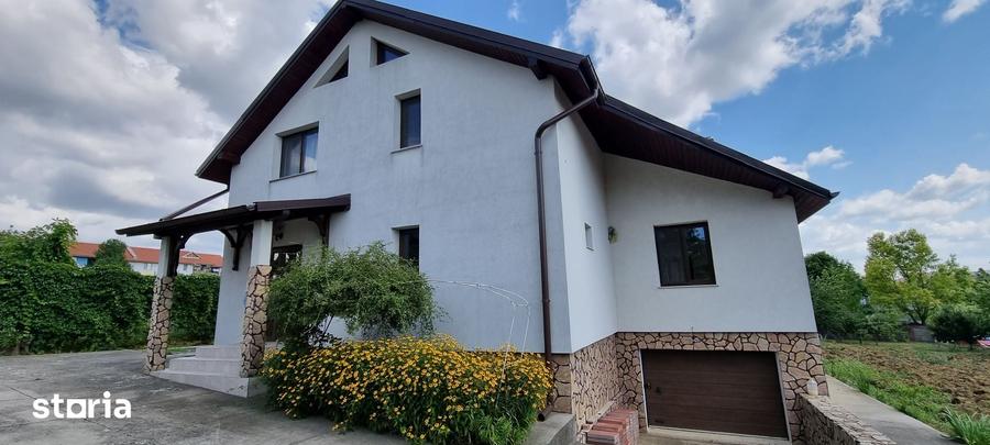 Casă cu 5 camere cu Teren 2000 Mp în Central