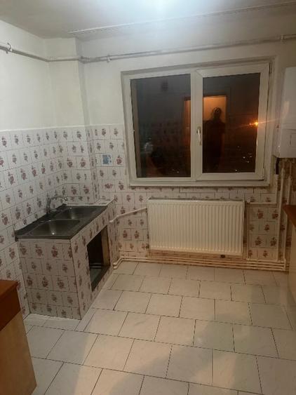 Apartament cu 2 camere semidecomandat în Craiovița Nouă