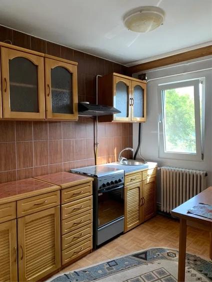 Apartament cu 2 camere semidecomandat, mobilat în Podul de Piatră