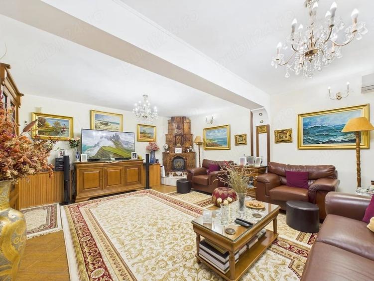 Casă cu 10 camere cu Teren 601 Mp în Central